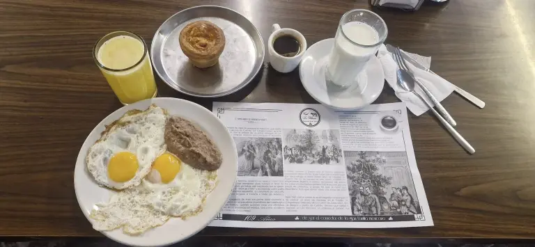 Café con leche por menos de 70 pesos en un restaurante con más de 100 años en el Centro Histórico