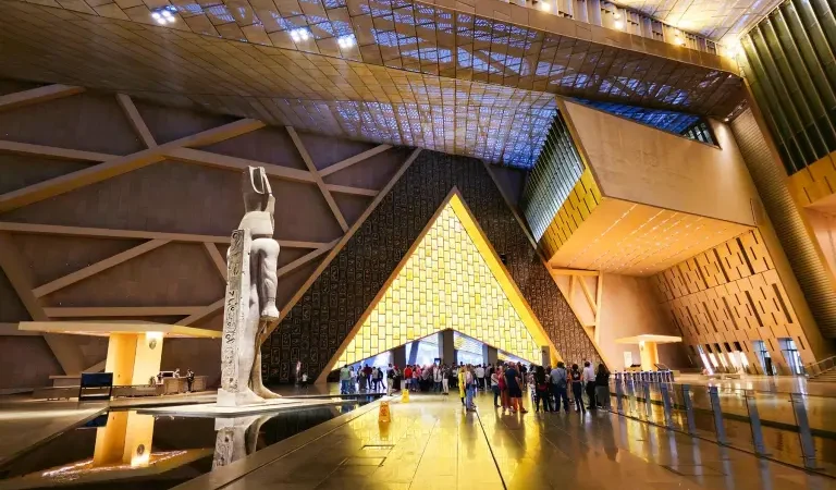 El egiptólogo Zahi Hawass revela en Sharjah inédito descubrimiento en la Pirámide de Khufu