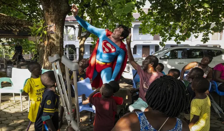 El "Superman brasileño" devuelve la esperanza a niños enfermos en su primera gira por África