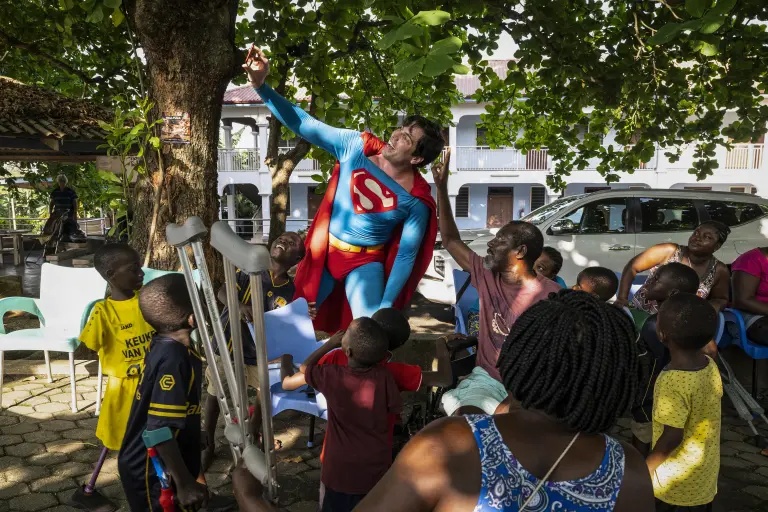 El "Superman brasileño" devuelve la esperanza a niños enfermos en su primera gira por África