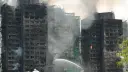Detienen a jefes de constructora por incendio en Hong Kong; hay 83 muertos y 300 desaparecidos