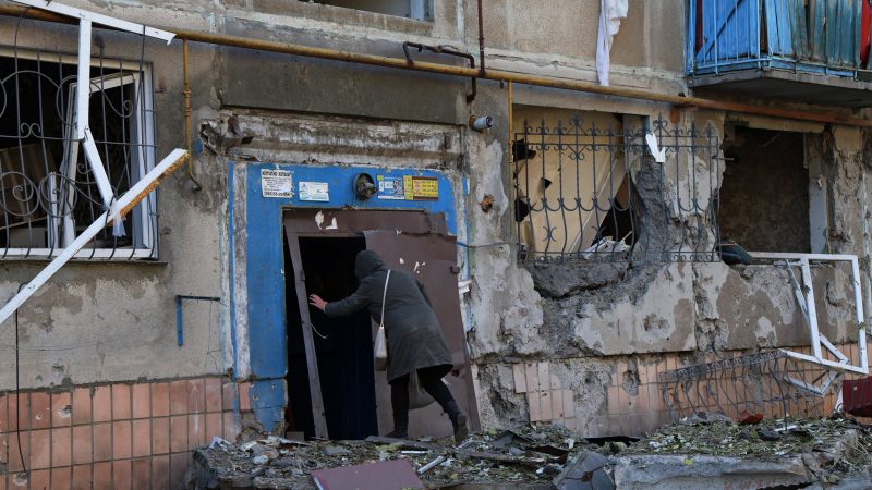 Aferrados a las ruinas, unos pocos miles de habitantes de Kostiantinivka sobreviven bajo las bombas rusas