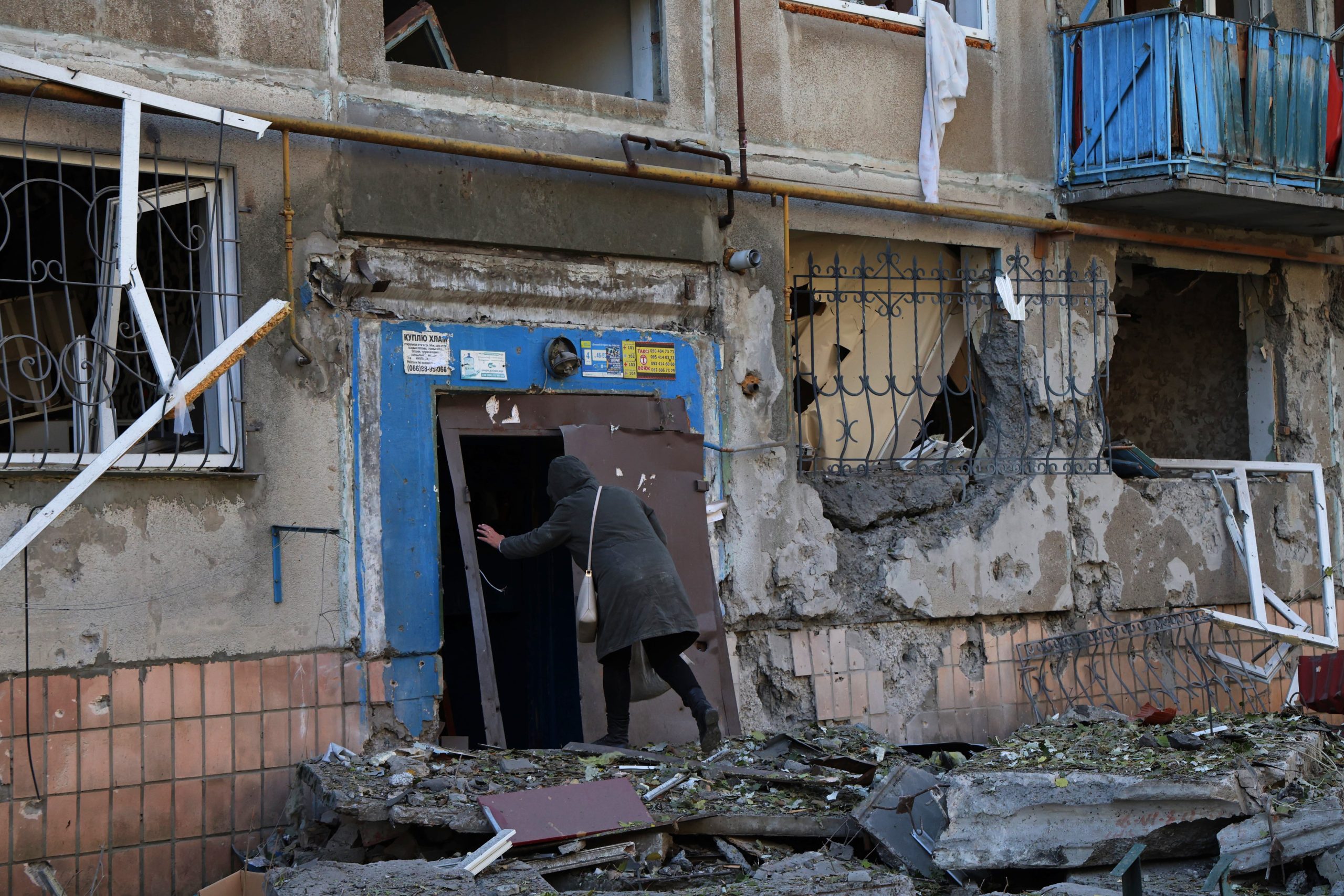 Aferrados a las ruinas, unos pocos miles de habitantes de Kostiantinivka sobreviven bajo las bombas rusas