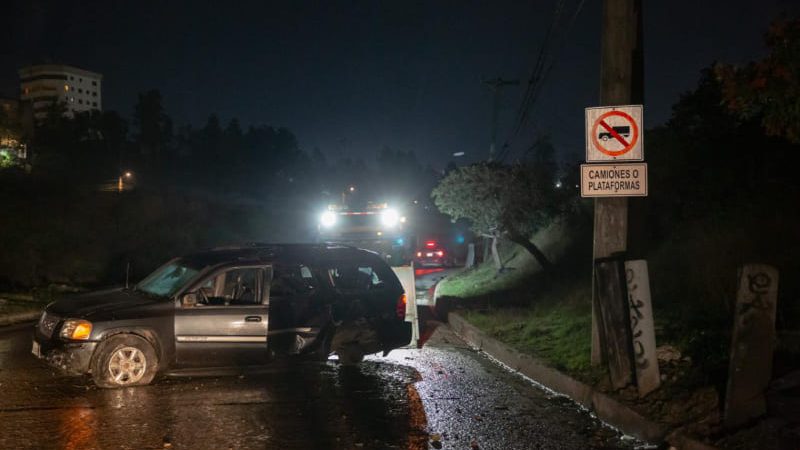 Vehículo chocado es abandonado en medio del bulevar Fundadores provocando tráfico lento