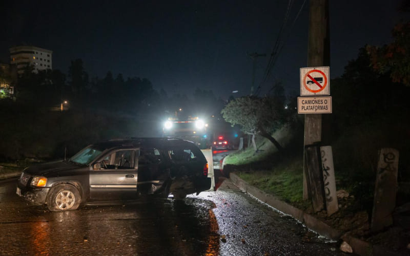 Vehículo chocado es abandonado en medio del bulevar Fundadores provocando tráfico lento