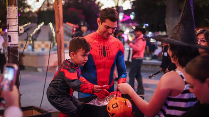 Más de 15 mil personas disfrutaron la segunda noche del Festival “El Pan de la Catrina” en Tecate