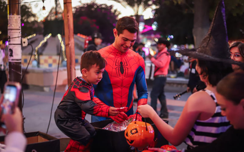 Más de 15 mil personas disfrutaron la segunda noche del Festival “El Pan de la Catrina” en Tecate