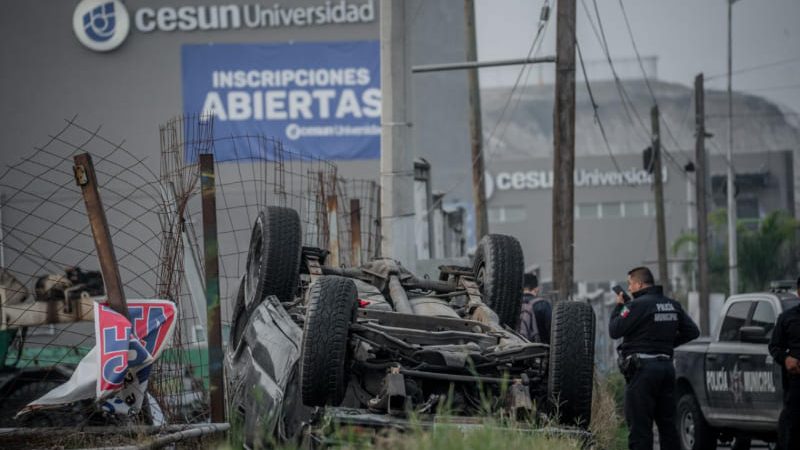 Pareja vuelca sobre la calzada Cetys; ambos fueron trasladados