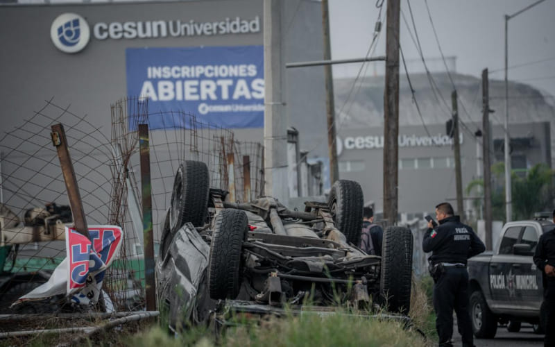 Pareja vuelca sobre la calzada Cetys; ambos fueron trasladados