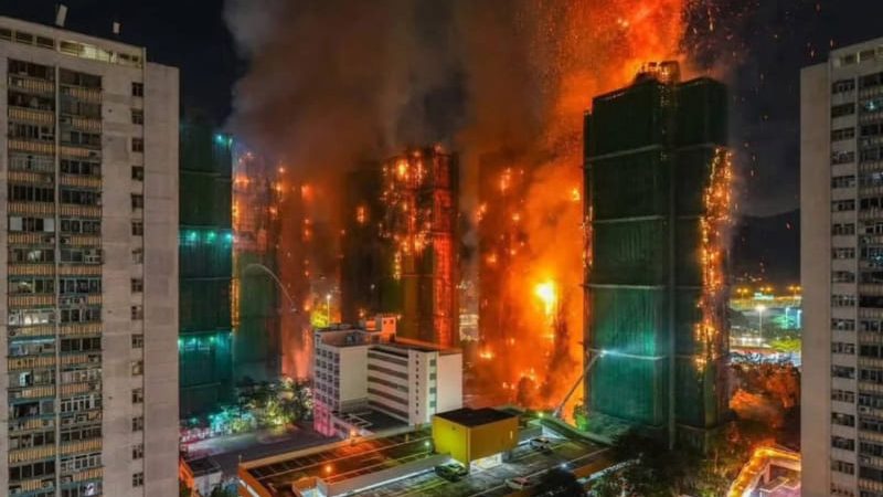 Un auténtico infierno en Hong Kong, edificios de Wang Fuk Court en Tai Po, China