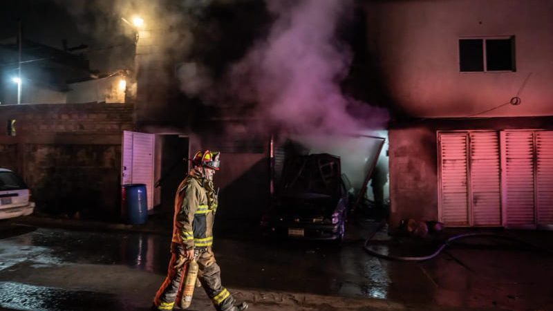 Se incendia cochera en la colonia 3 de Octubre; auto termina calcinado