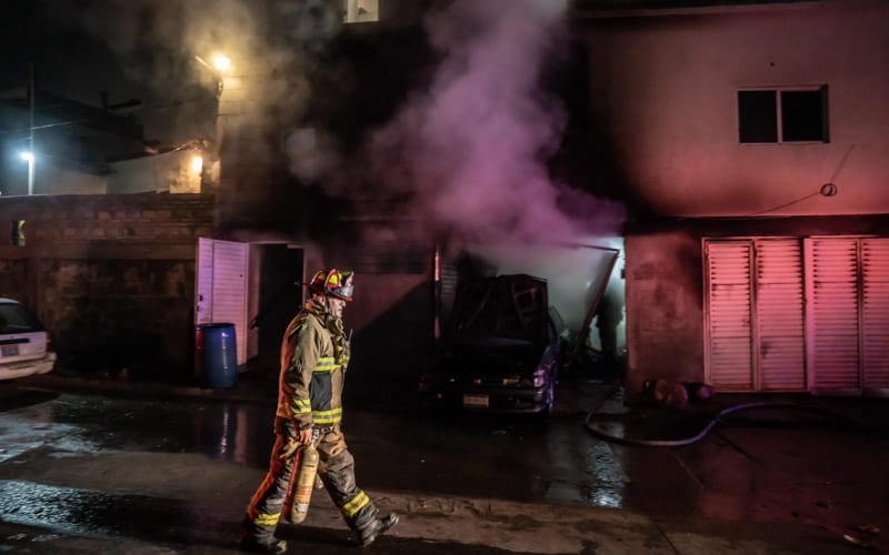Se incendia cochera en la colonia 3 de Octubre; auto termina calcinado