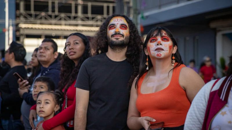 Miles disfrutan el tercer desfile tradicional del Día de Muertos en la Zona Centro de Tijuana