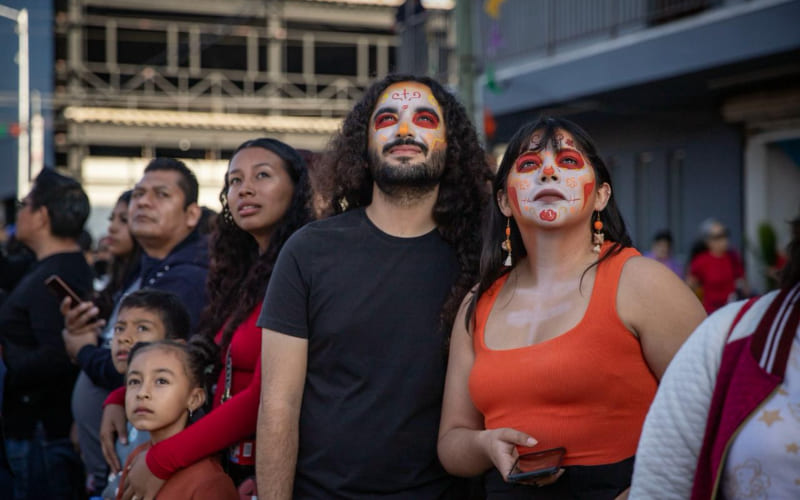 Miles disfrutan el tercer desfile tradicional del Día de Muertos en la Zona Centro de Tijuana