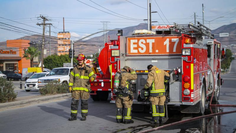Patrulla de la Policía Municipal se incendia en el bulevar Cucapáh; no hubo oficiales lesionados