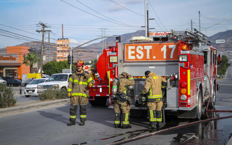 Patrulla de la Policía Municipal se incendia en el bulevar Cucapáh; no hubo oficiales lesionados