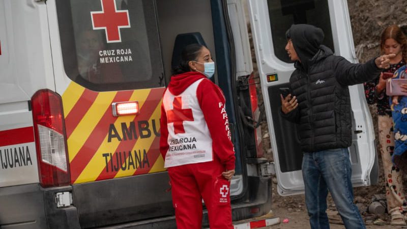 Vehículo sale del camino y vuelca en el bulevar Los Olivos Norte