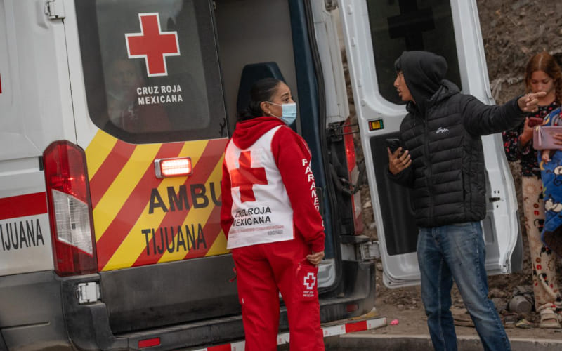 Vehículo sale del camino y vuelca en el bulevar Los Olivos Norte