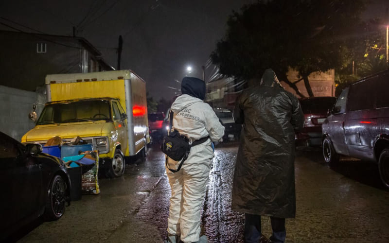 Hombre es localizado sin vida en Lomas del Porvenir; una mujer resulta herida por arma de fuego