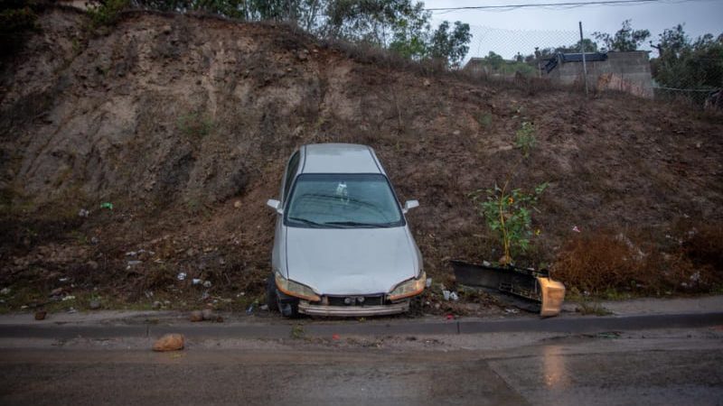 Conductor abandona vehículo tras salir del camino en el bulevar Cuauhtémoc Sur