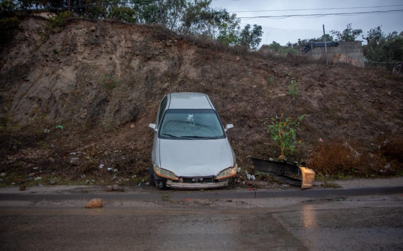 Conductor abandona vehículo tras salir del camino en el bulevar Cuauhtémoc Sur