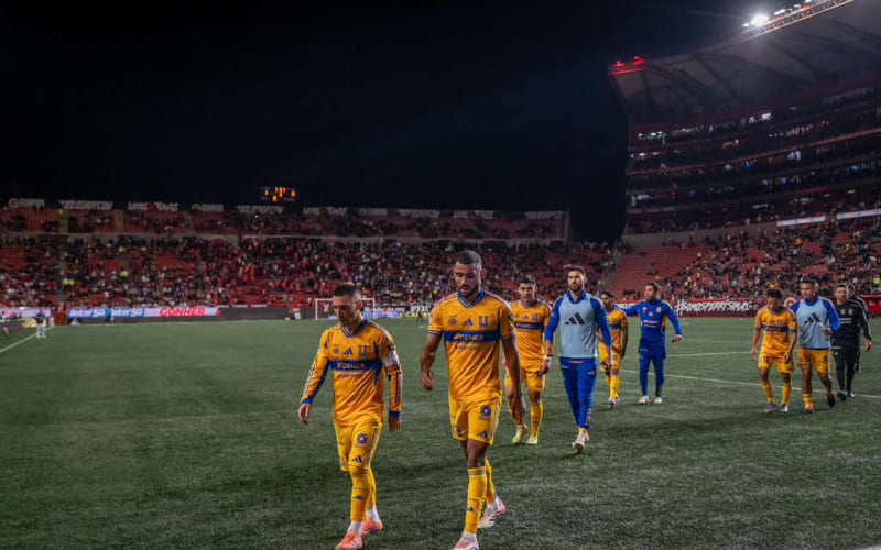 Xolos toma ventaja contundente y derrota 3-0 a Tigres en el juego de ida