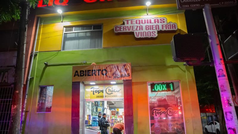 Hombre es atendido por presunta sobredosis en licorería de la Zona Centro