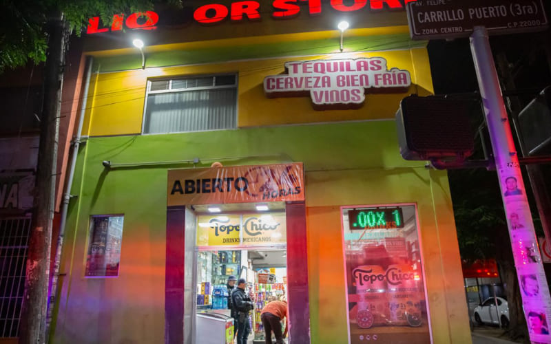 Hombre es atendido por presunta sobredosis en licorería de la Zona Centro