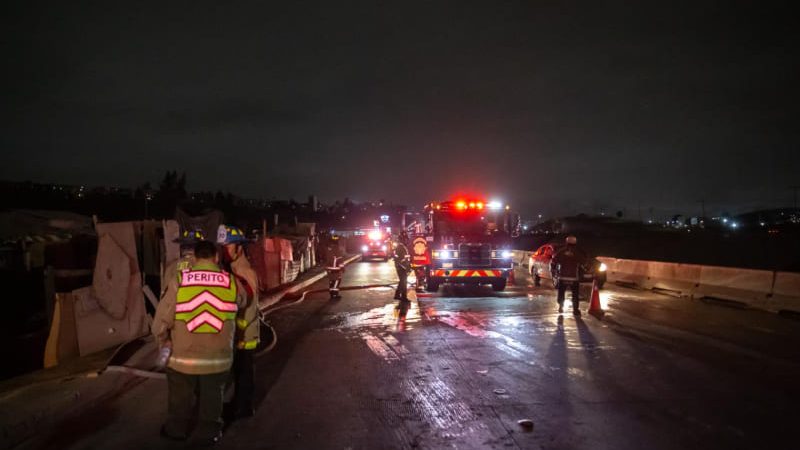 Fuego consume una casa y una traila en el Cañón del Padre
