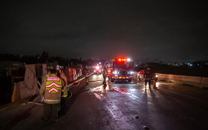 Fuego consume una casa y una traila en el Cañón del Padre