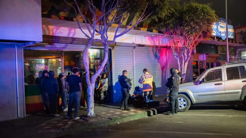 Hombre sufre presunta sobredosis afuera de bar en el Centro