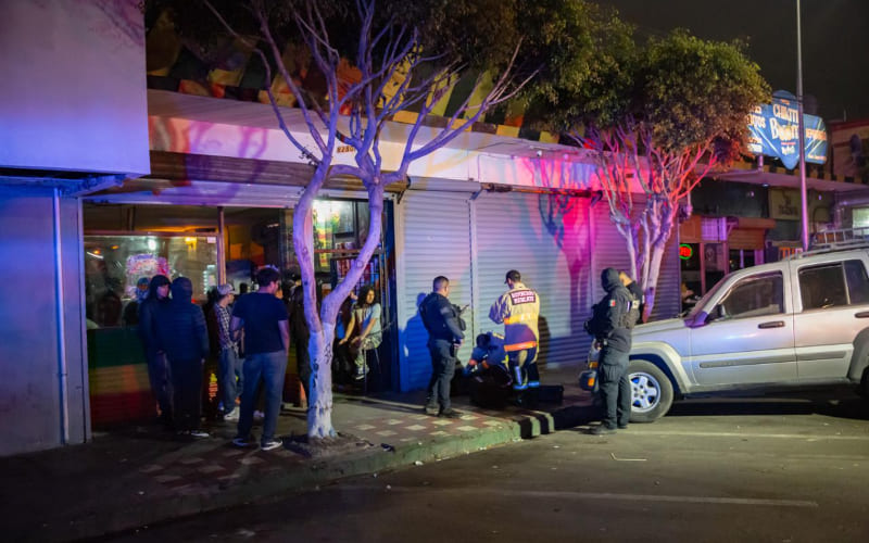 Hombre sufre presunta sobredosis afuera de bar en el Centro