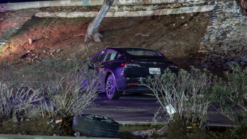 Tesla choca con señalamiento en la Vía Rápida Oriente