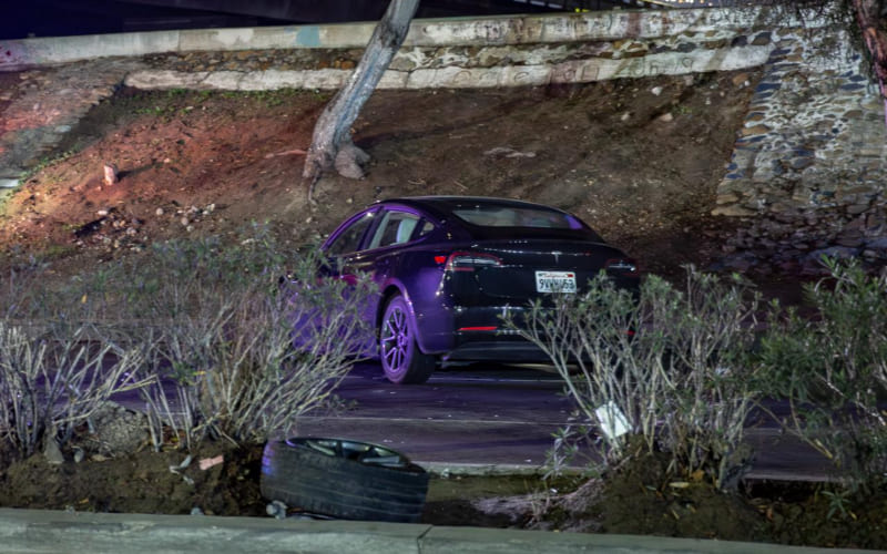 Tesla choca con señalamiento en la Vía Rápida Oriente