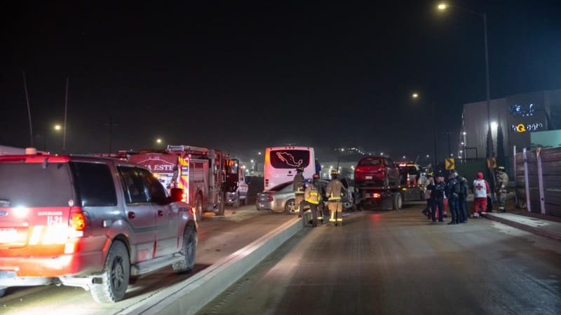 Fuerte choque entre camión de transporte de personal y un Chevrolet en el Corredor 2000