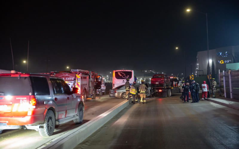 Fuerte choque entre camión de transporte de personal y un Chevrolet en el Corredor 2000