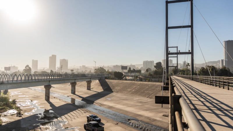 Localizan a una persona sin vida con huellas de violencia en la canalización del Río