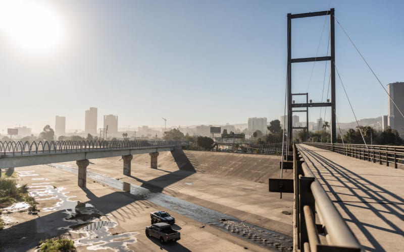 Localizan a una persona sin vida con huellas de violencia en la canalización del Río