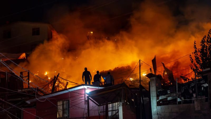 Incendio consume ocho casas en la colonia Reforma