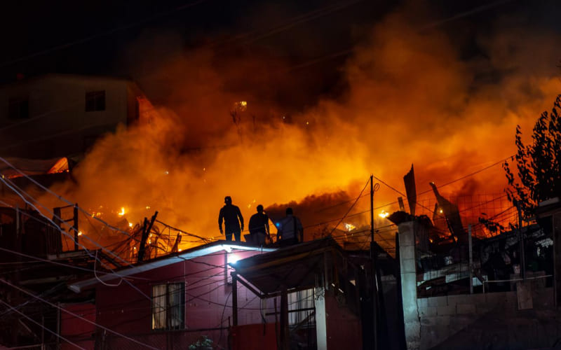 Incendio consume ocho casas en la colonia Reforma