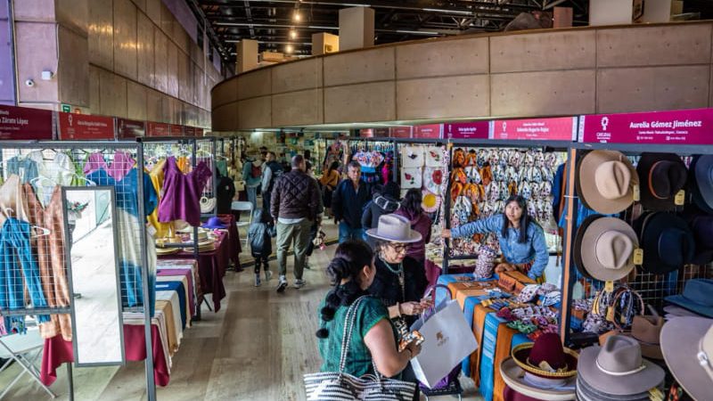 Artesanos textiles de todo el país llenan de color y tradición el CECUT