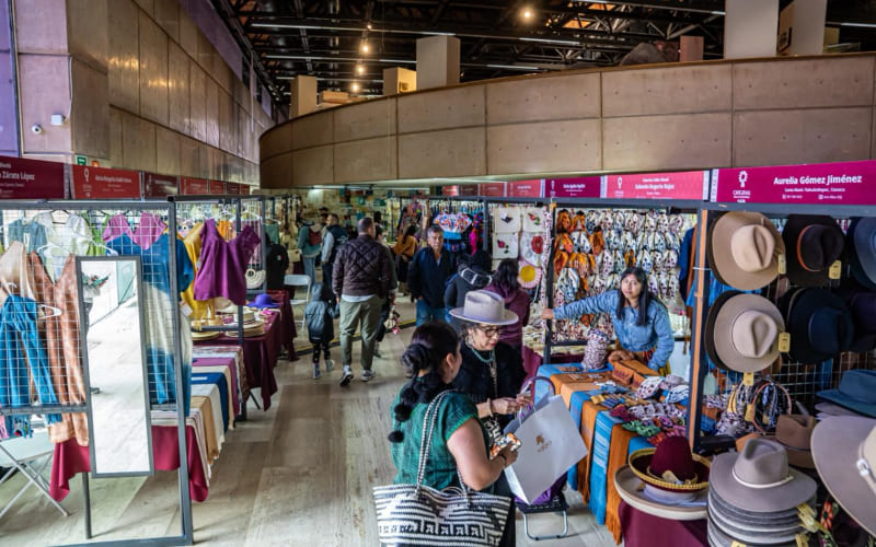 Artesanos textiles de todo el país llenan de color y tradición el CECUT