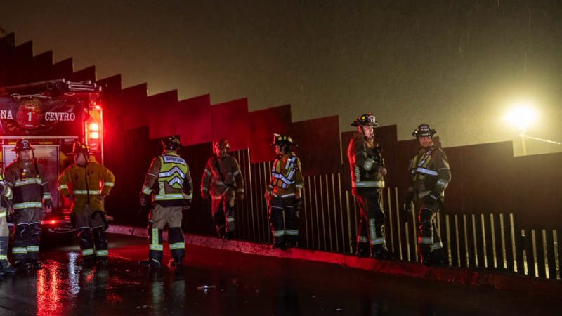 Hombre queda prensado tras volcadura en la avenida Internacional; lluvias dificultan su rescate