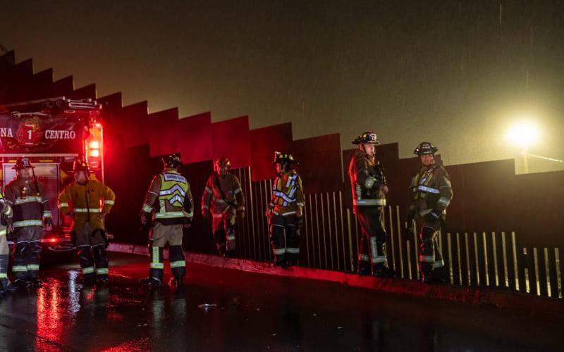 Hombre queda prensado tras volcadura en la avenida Internacional; lluvias dificultan su rescate