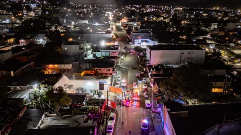 Incendio en lote de autos deja siete vehículos dañados; responsables son detenidos