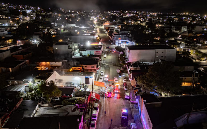 Incendio en lote de autos deja siete vehículos dañados; responsables son detenidos