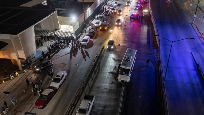 Camión de personal queda enbancado en el puente de la 5 y 10