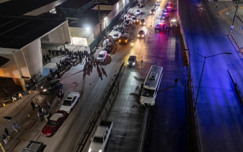 Camión de personal queda enbancado en el puente de la 5 y 10