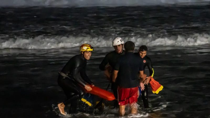 Salvavidas rescatan a hombre atrapado en el muro fronterizo en Playas de Tijuana