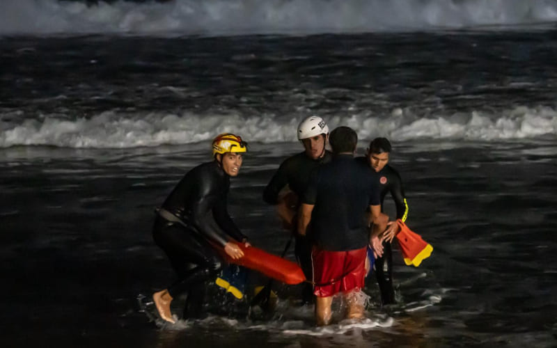 Salvavidas rescatan a hombre atrapado en el muro fronterizo en Playas de Tijuana